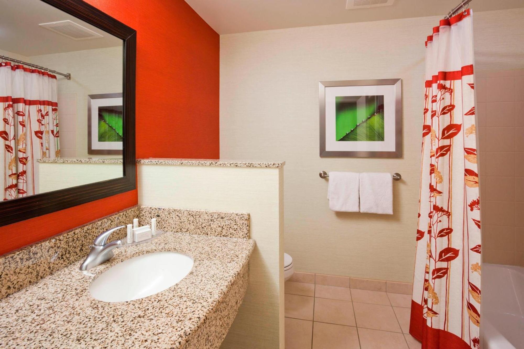 Courtyard Minneapolis Arbor Lakes Hotel 3*